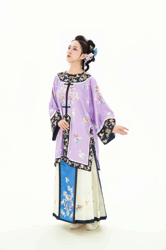 白色背景下穿着中国清朝晚清服饰的少女