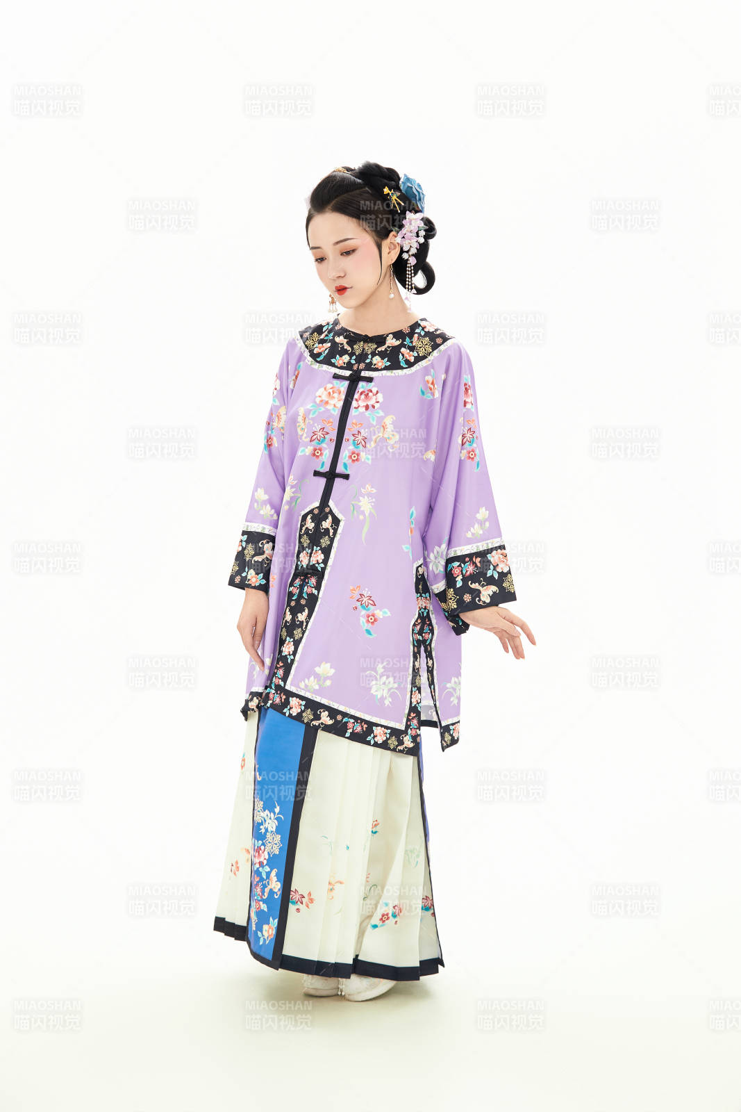 白色背景下穿着中国清朝晚清服饰的少女