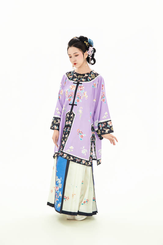 白色背景下穿着中国清朝晚清服饰的少女