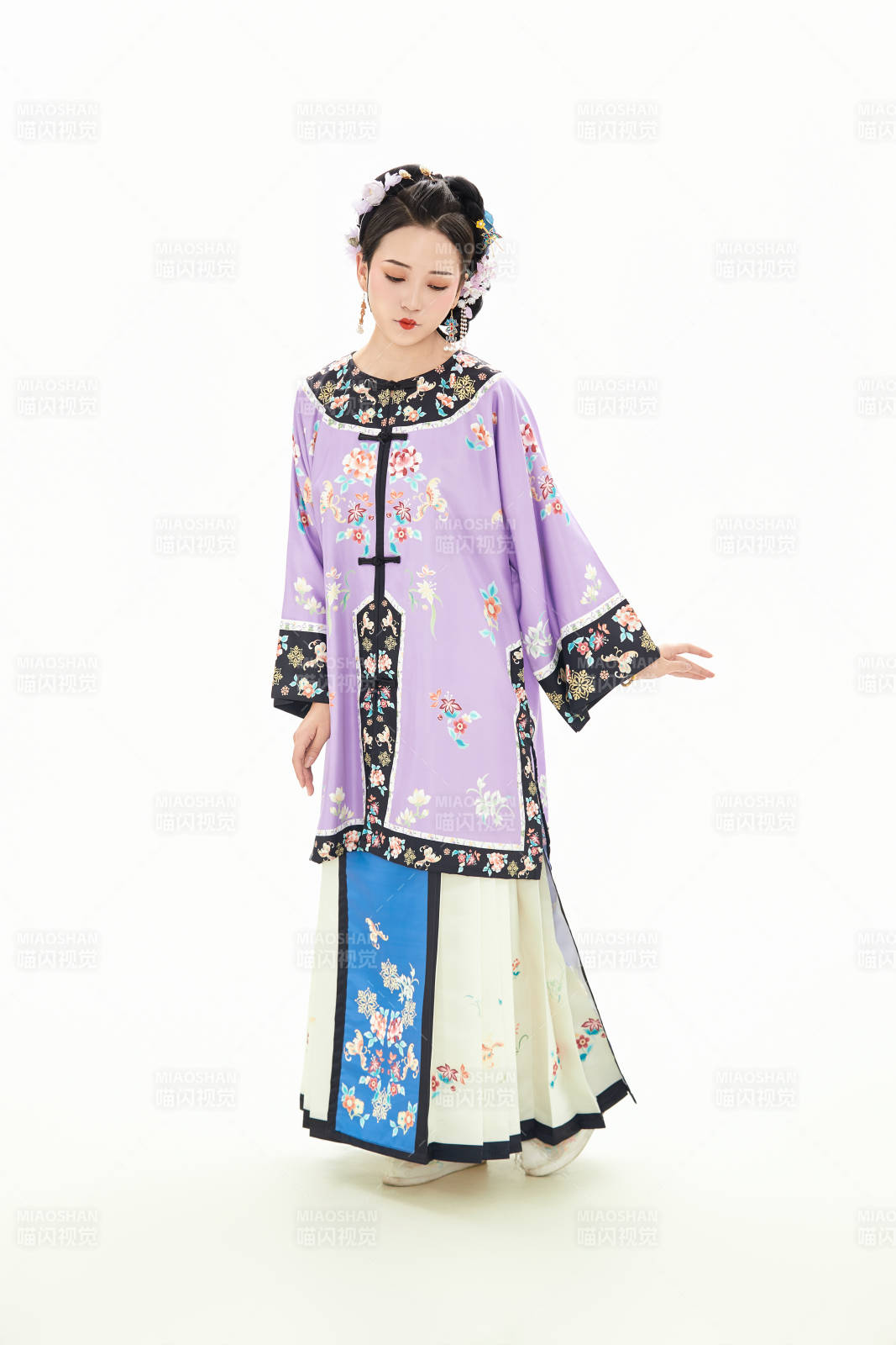 白色背景下穿着中国清朝晚清服饰的少女