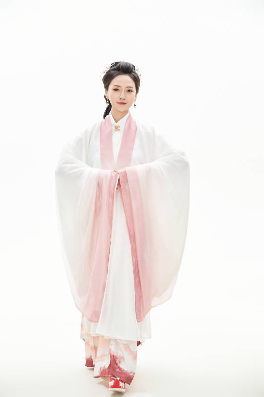 白色背景下穿着魏晋制汉服的少女