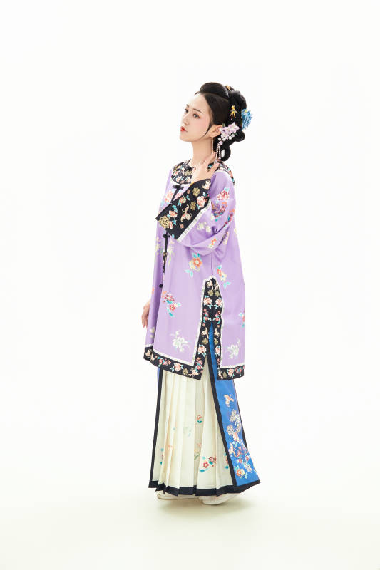 白色背景下穿著中國清朝晚清服飾的少女