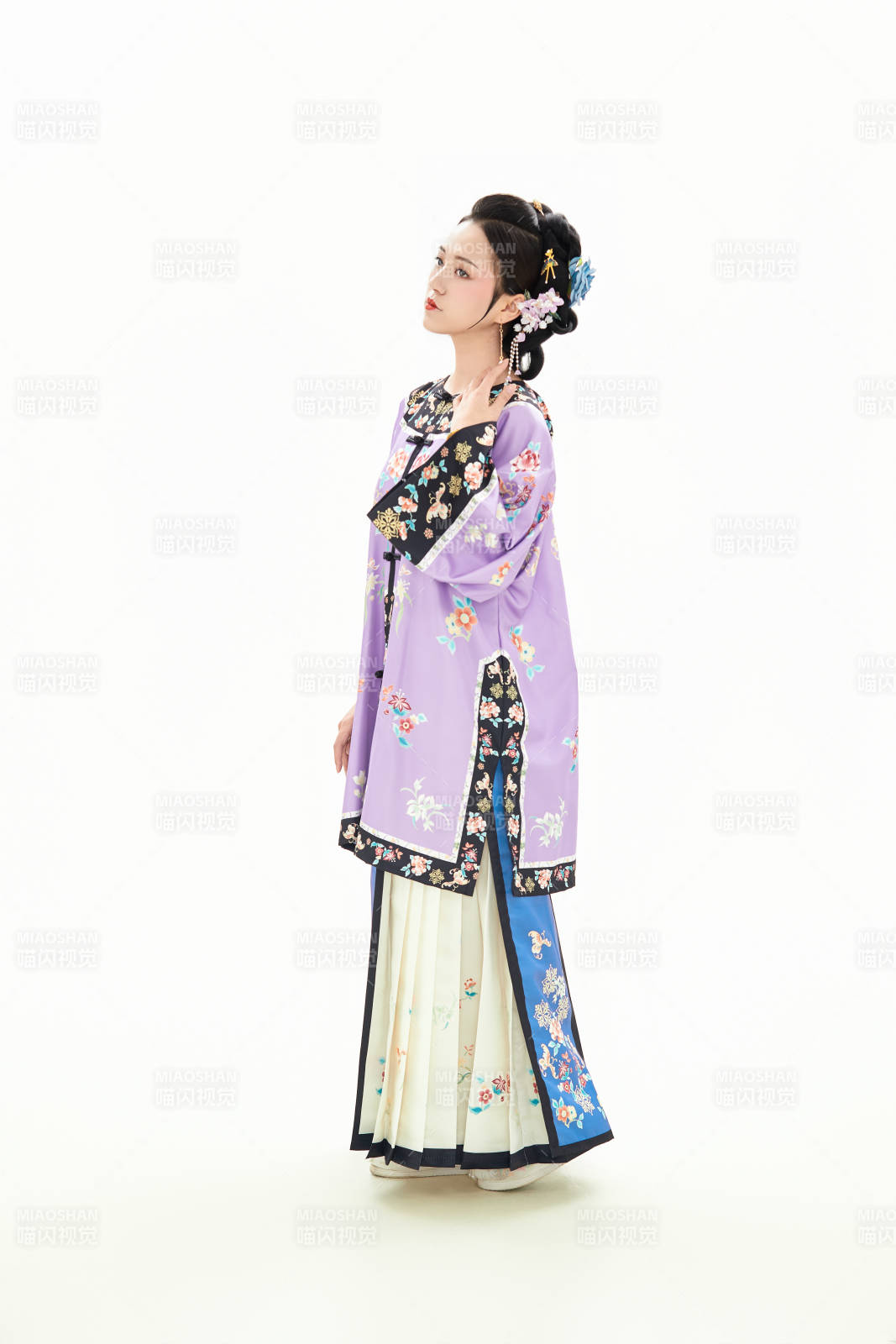 白色背景下穿著中國清朝晚清服飾的少女