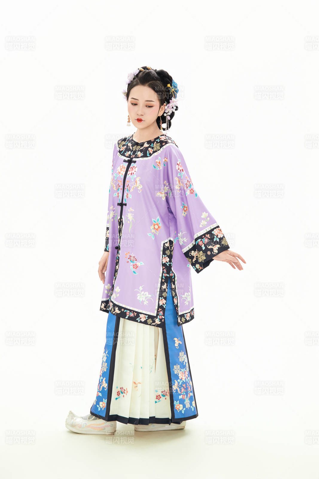 白色背景下穿着中国清朝晚清服饰的少女