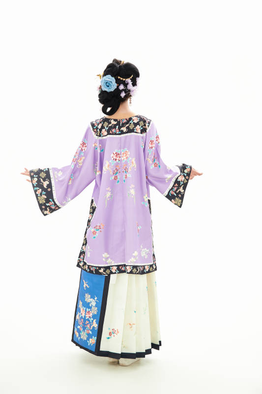 白色背景下穿着中国清朝晚清服饰的少女