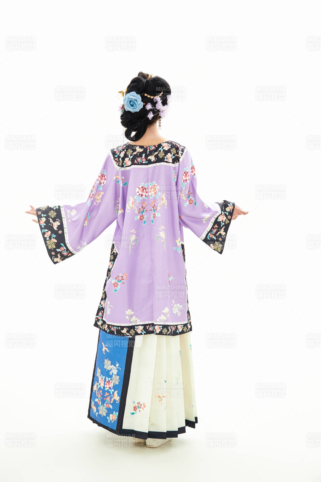 白色背景下穿着中国清朝晚清服饰的少女