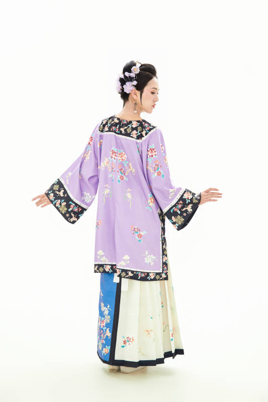 白色背景下穿著中國清朝晚清服飾的少女