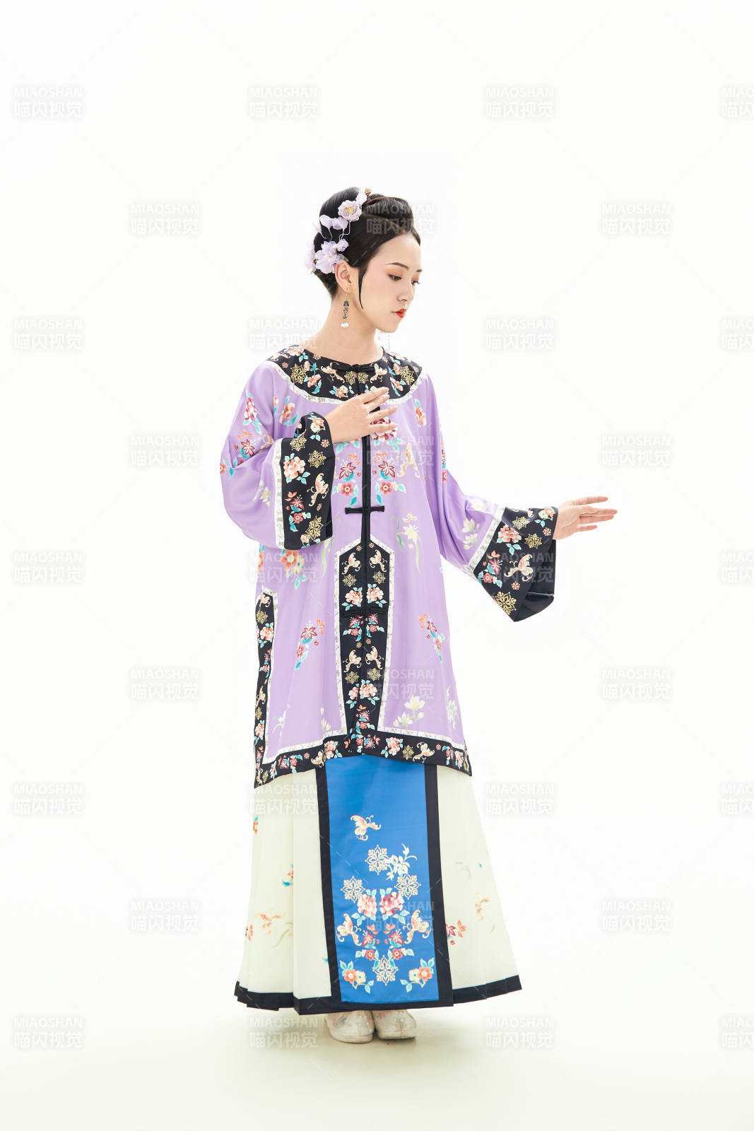 白色背景下穿著中國清朝晚清服飾的少女