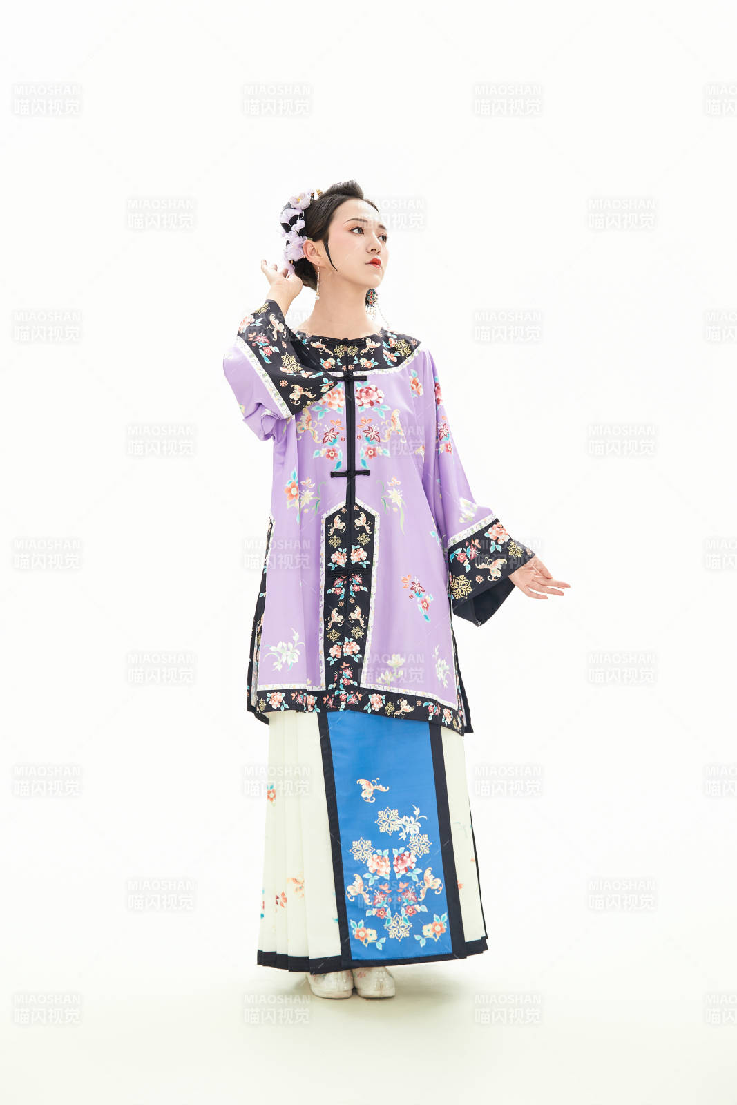 白色背景下穿着中国清朝晚清服饰的少女