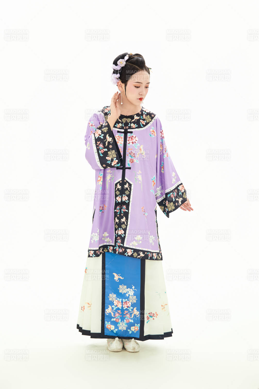 白色背景下穿著中國(guó)清朝晚清服飾的少女