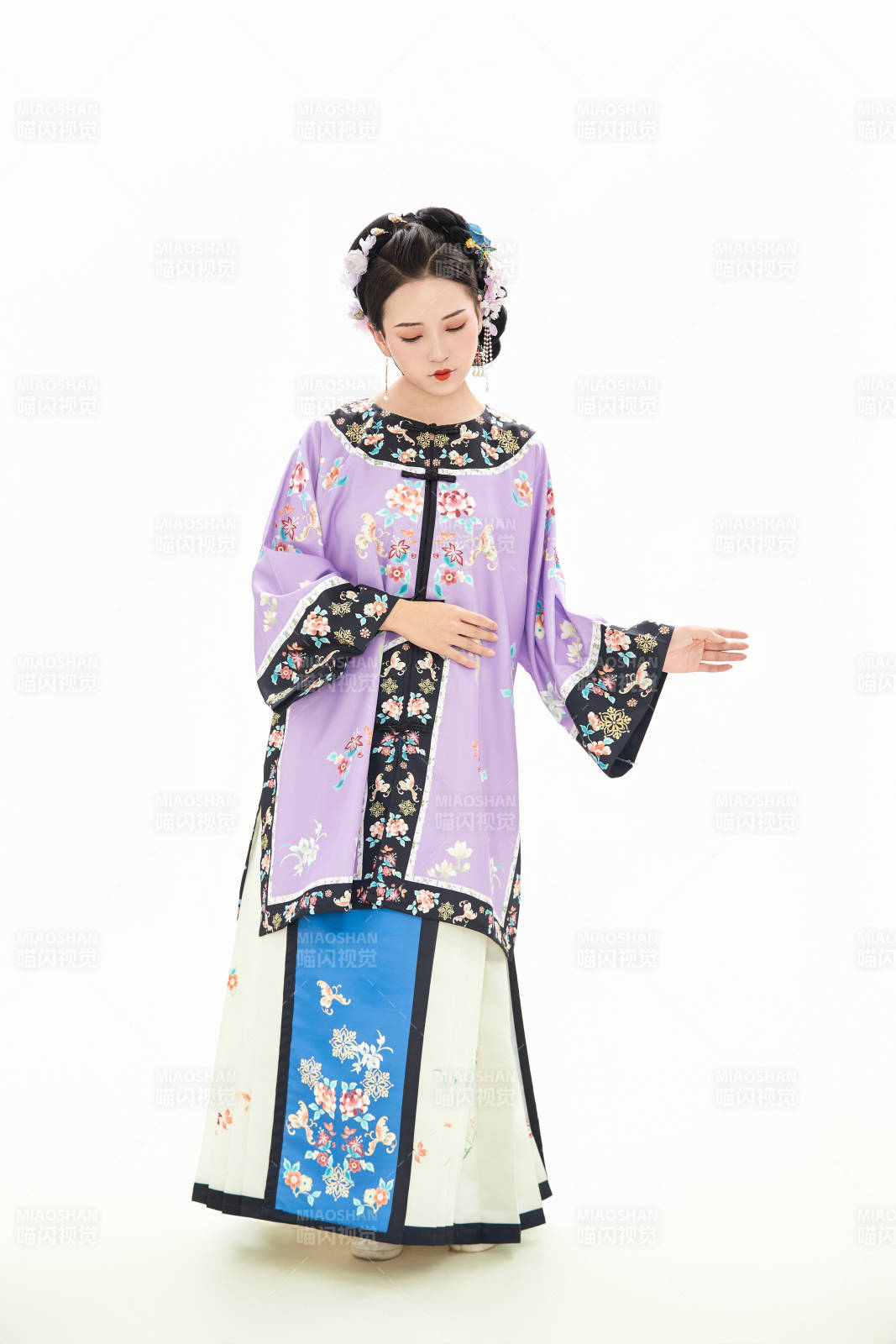 白色背景下穿着中国清朝晚清服饰的少女