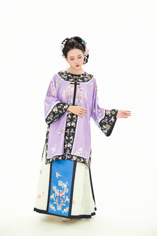 白色背景下穿着中国清朝晚清服饰的少女