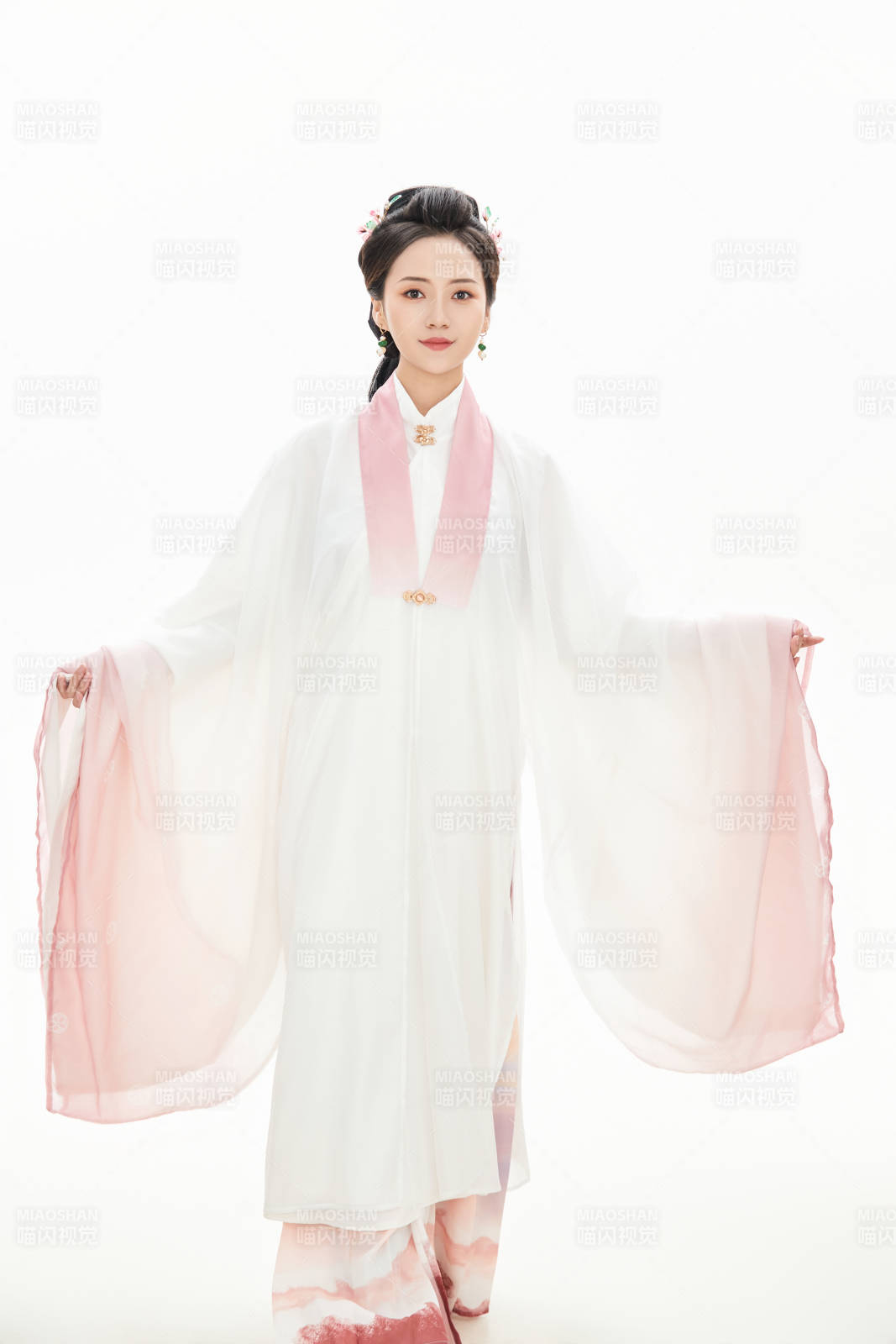 白色背景下穿著魏晉制漢服的少女