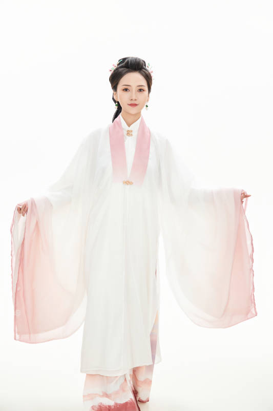 白色背景下穿着魏晋制汉服的少女