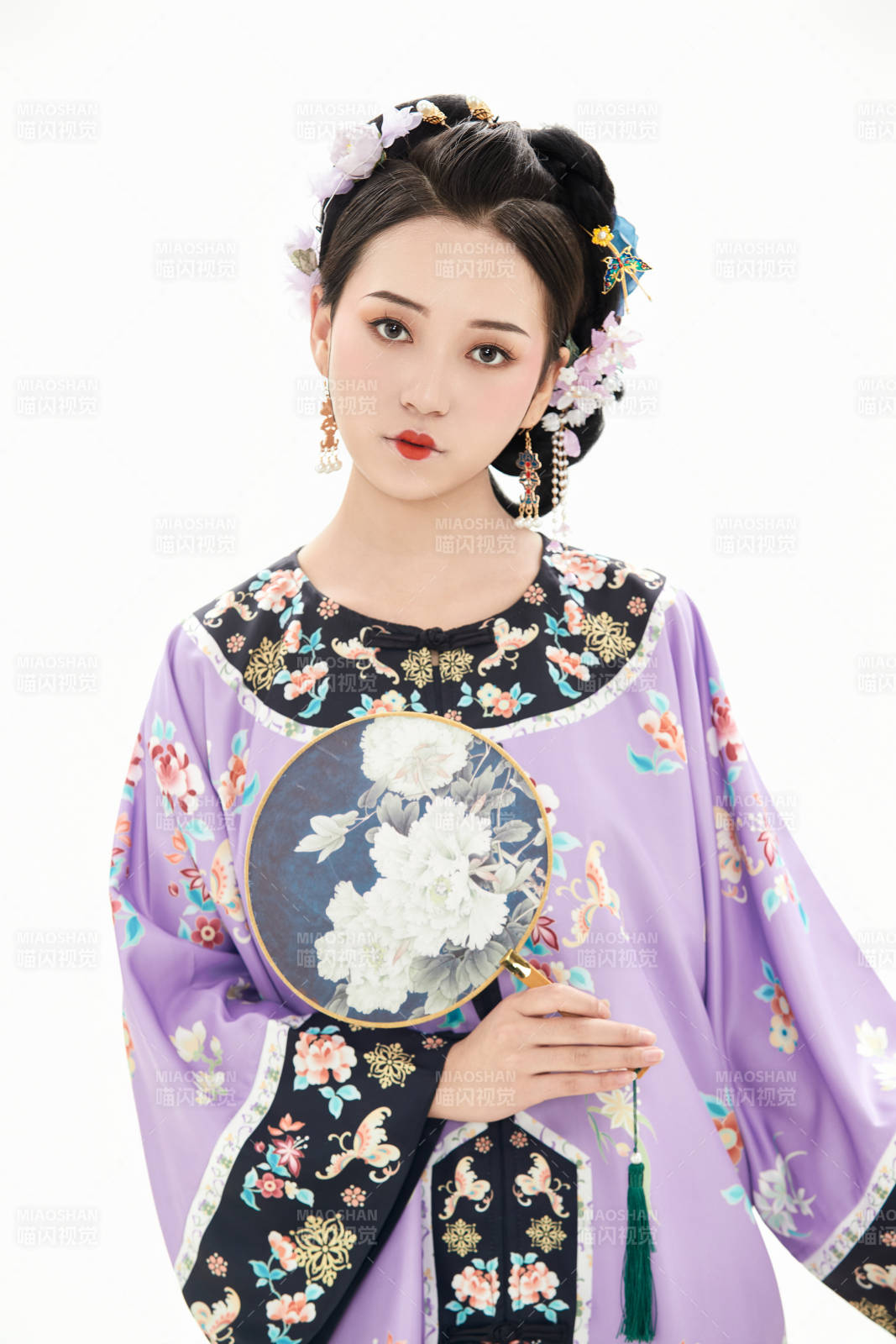 白色背景下穿著中國清朝晚清服飾的少女