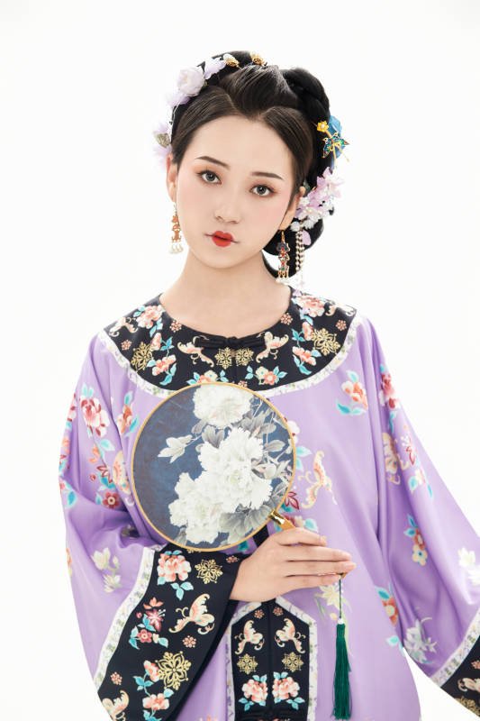 白色背景下穿著中國清朝晚清服飾的少女