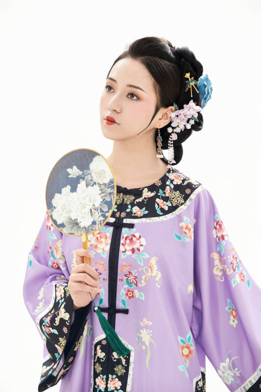 白色背景下穿著中國清朝晚清服飾的少女