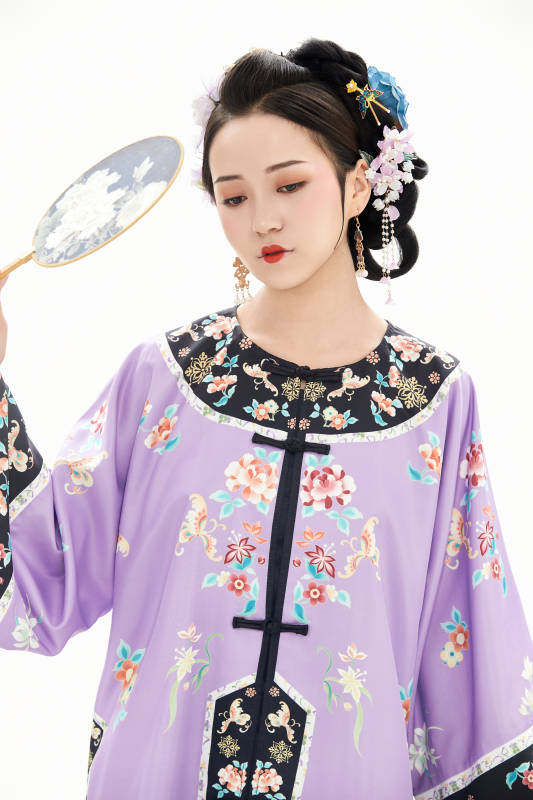 白色背景下穿著中國清朝晚清服飾的少女