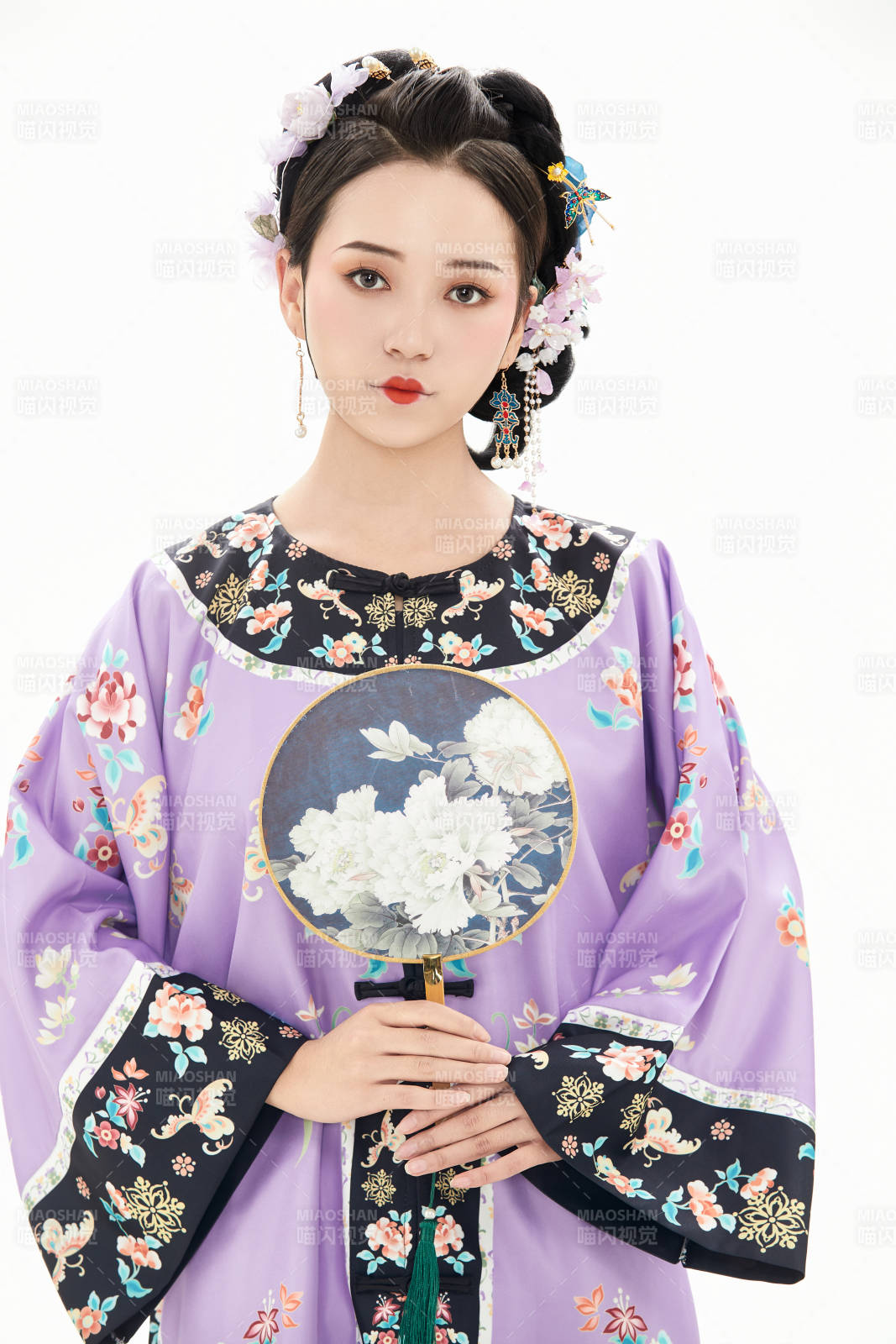 白色背景下穿著中國清朝晚清服飾的少女