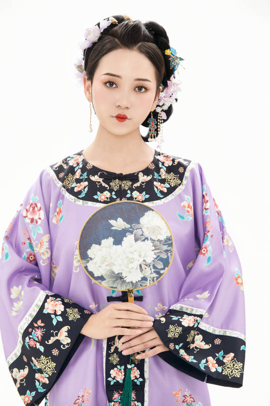 白色背景下穿著中國清朝晚清服飾的少女