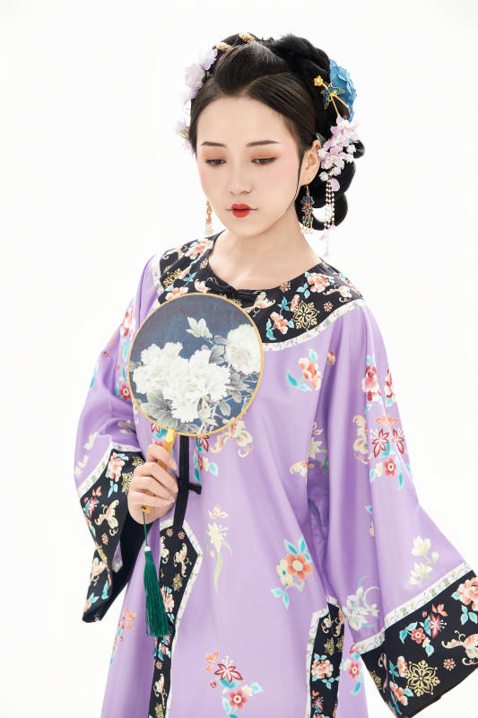 白色背景下穿著中國清朝晚清服飾的少女