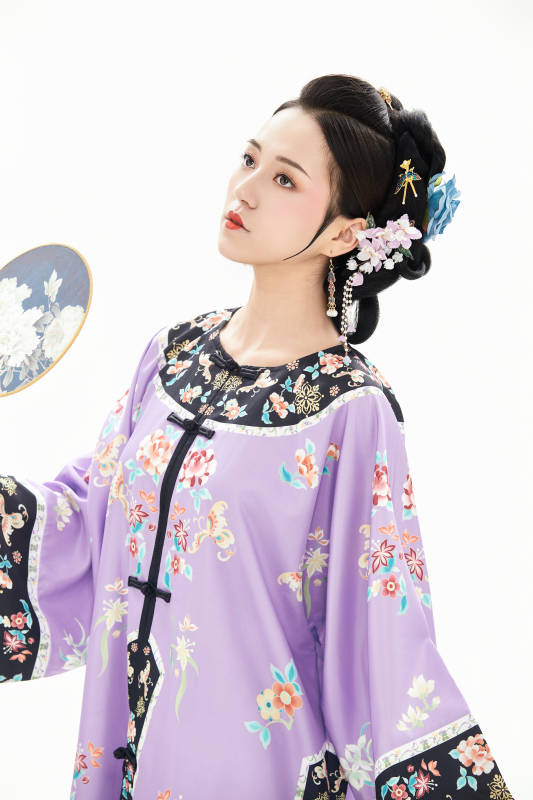 白色背景下穿著中國清朝晚清服飾的少女