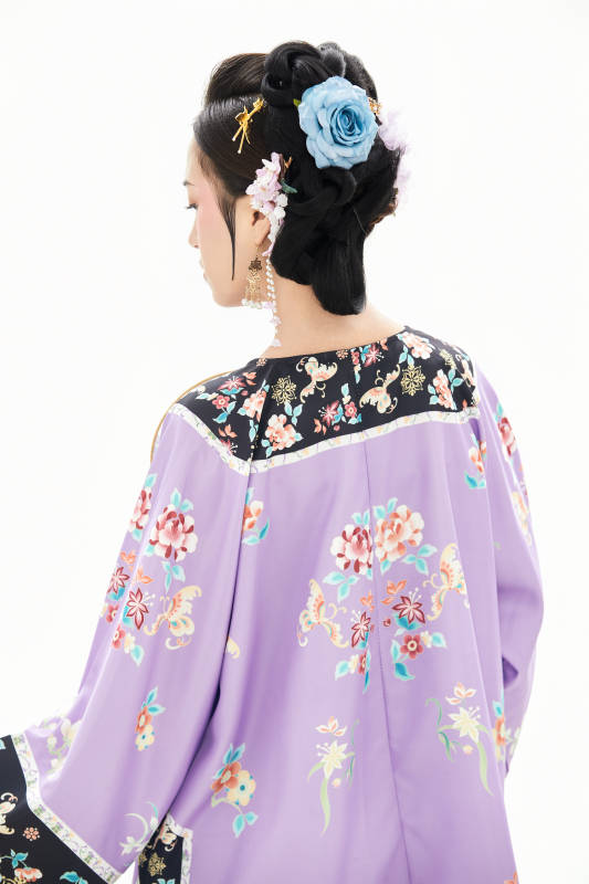 白色背景下穿着中国清朝晚清服饰的少女