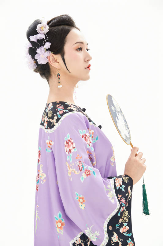 白色背景下穿著中國清朝晚清服飾的少女