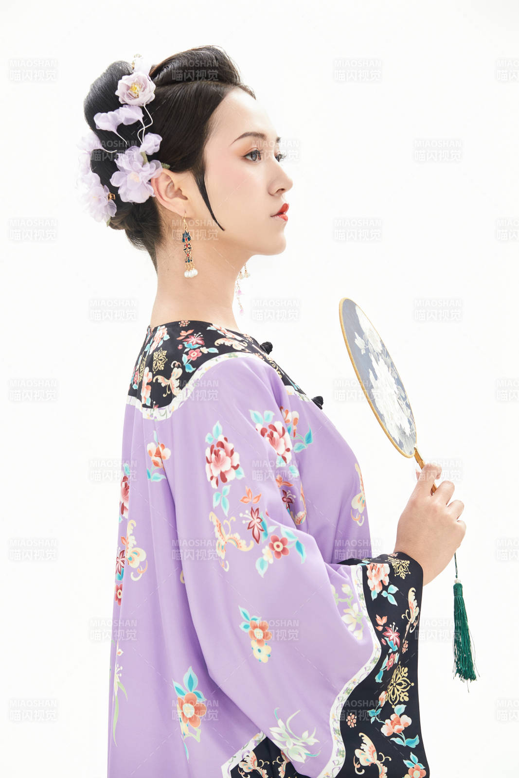 白色背景下穿著中國清朝晚清服飾的少女