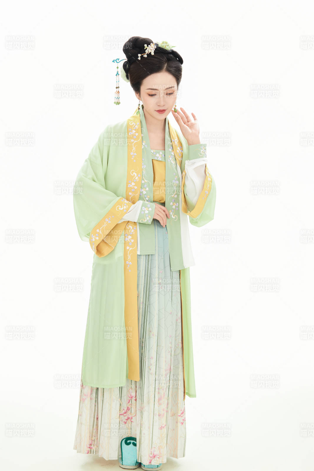 白色背景下穿着南北宋朝汉服的少女
