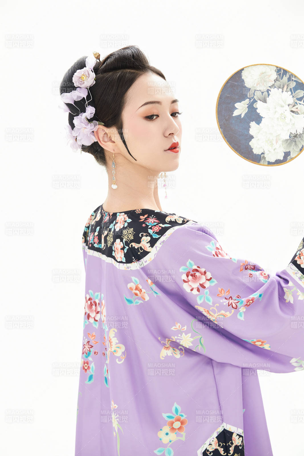 白色背景下穿著中國清朝晚清服飾的少女