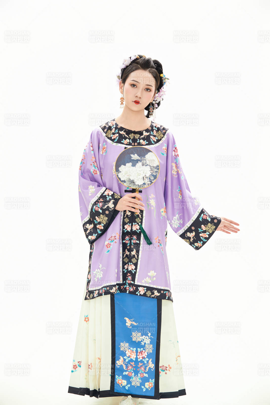 白色背景下穿着中国清朝晚清服饰的少女