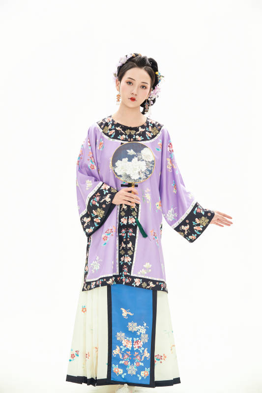 白色背景下穿着中国清朝晚清服饰的少女