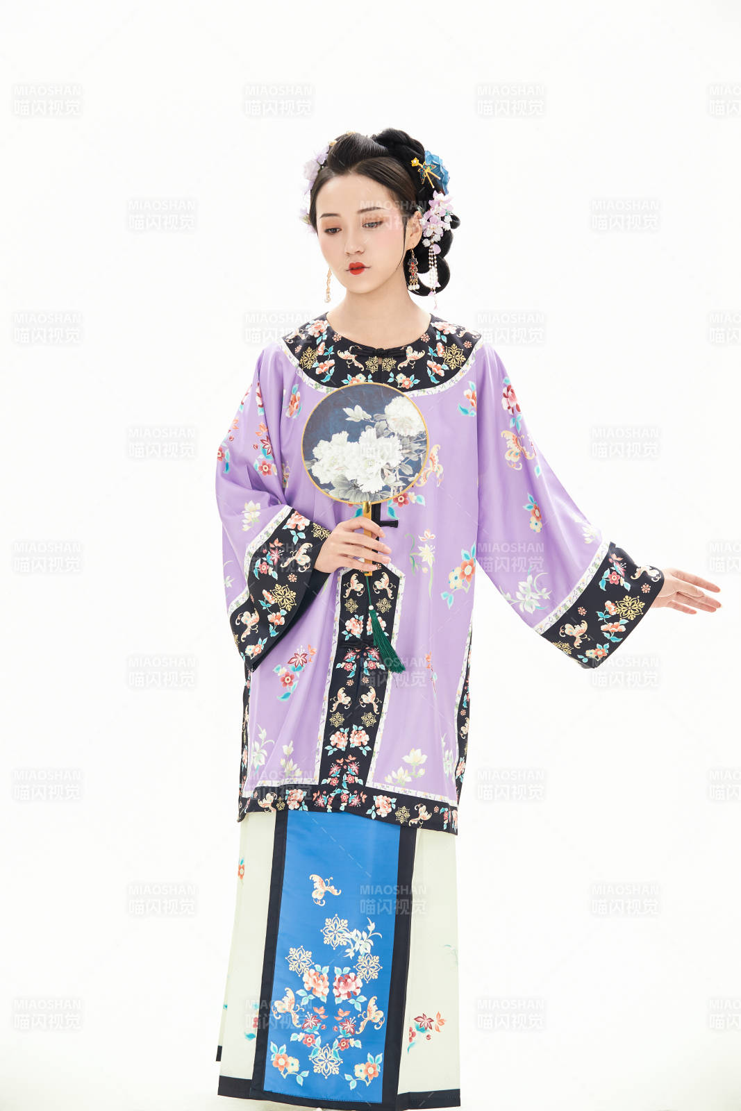 白色背景下穿著中國清朝晚清服飾的少女