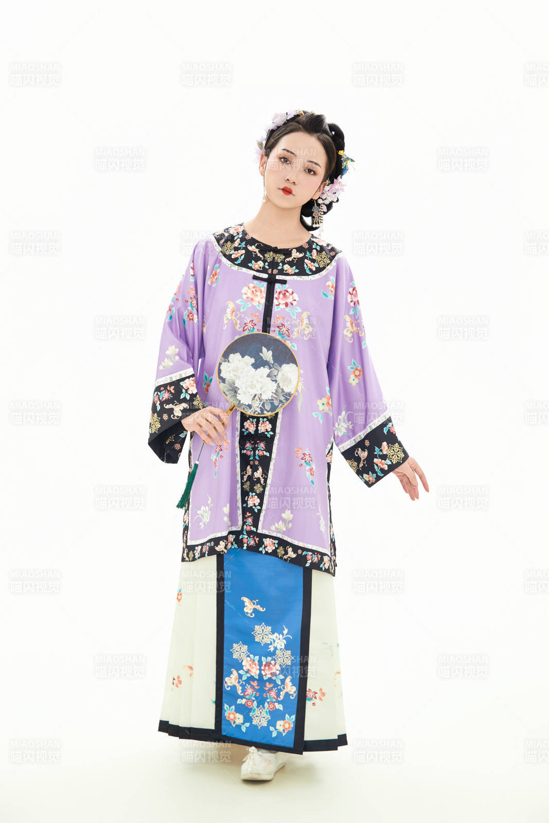 白色背景下穿著中國清朝晚清服飾的少女