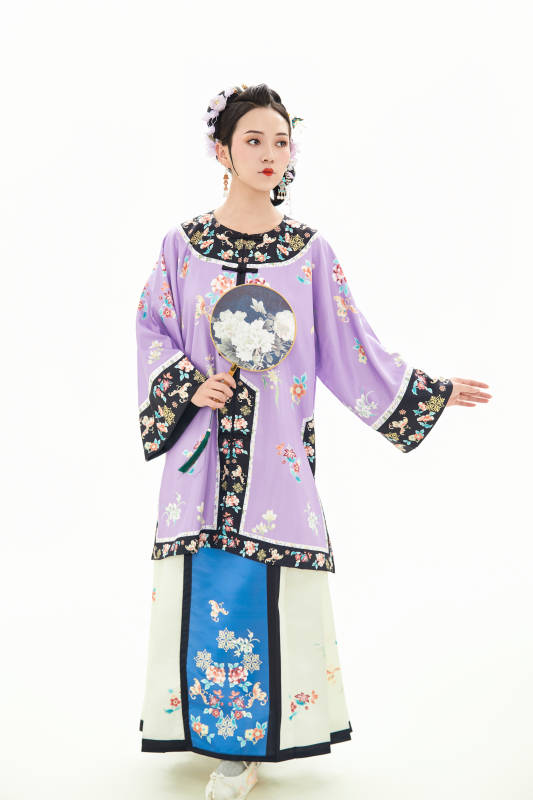 白色背景下穿著中國清朝晚清服飾的少女
