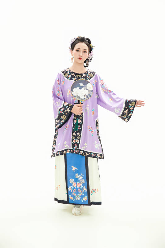 白色背景下穿著中國清朝晚清服飾的少女