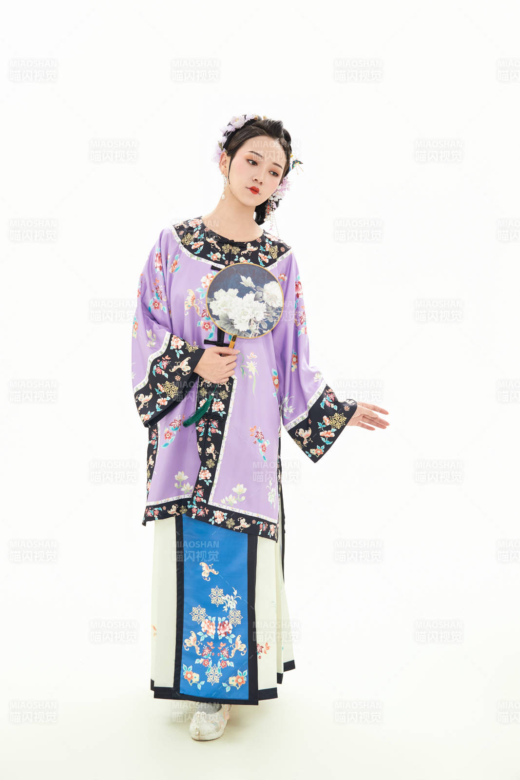 白色背景下穿著中國清朝晚清服飾的少女