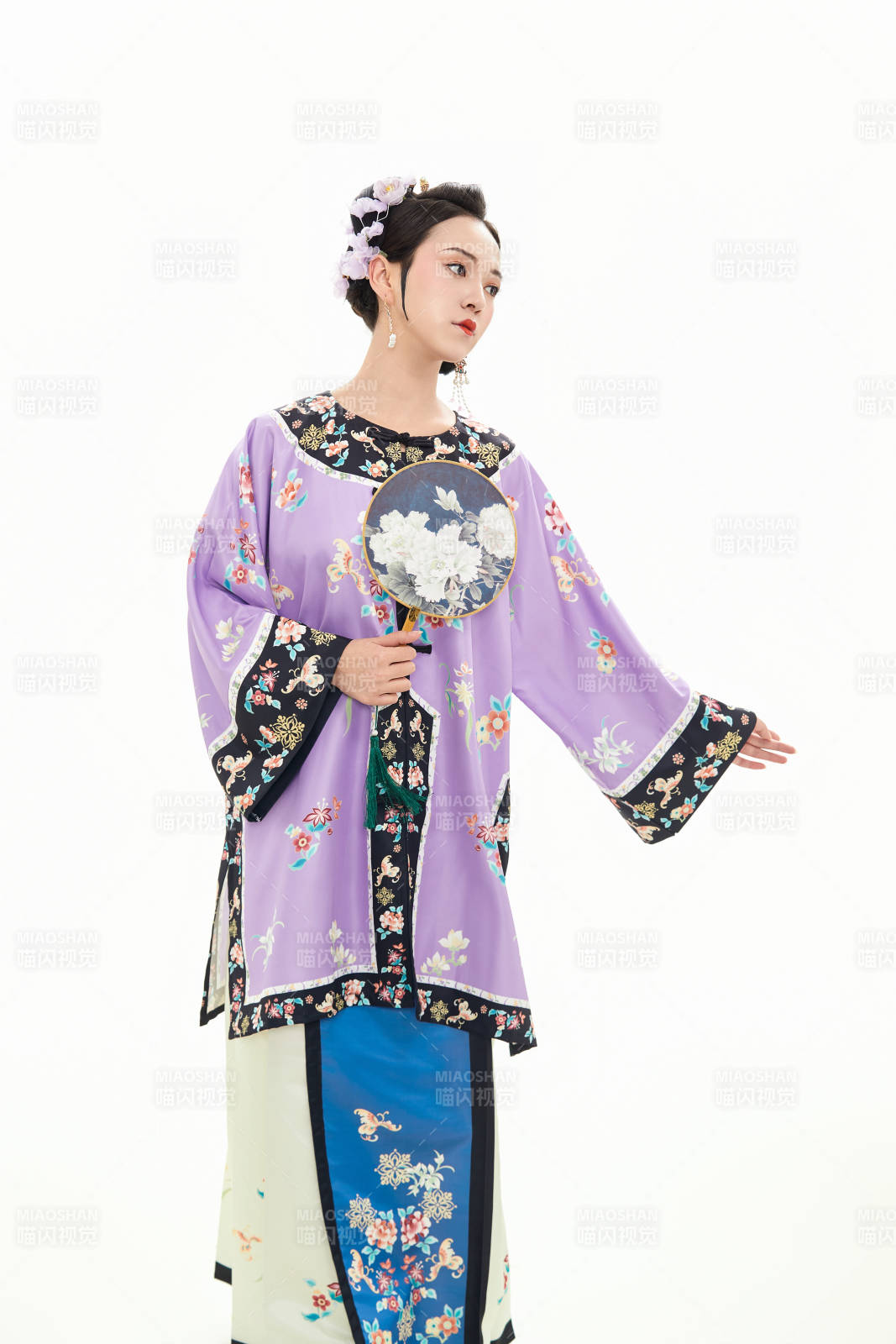 白色背景下穿著中國清朝晚清服飾的少女