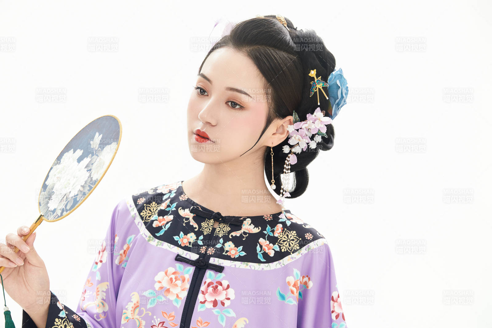 白色背景下穿著中國清朝晚清服飾的少女