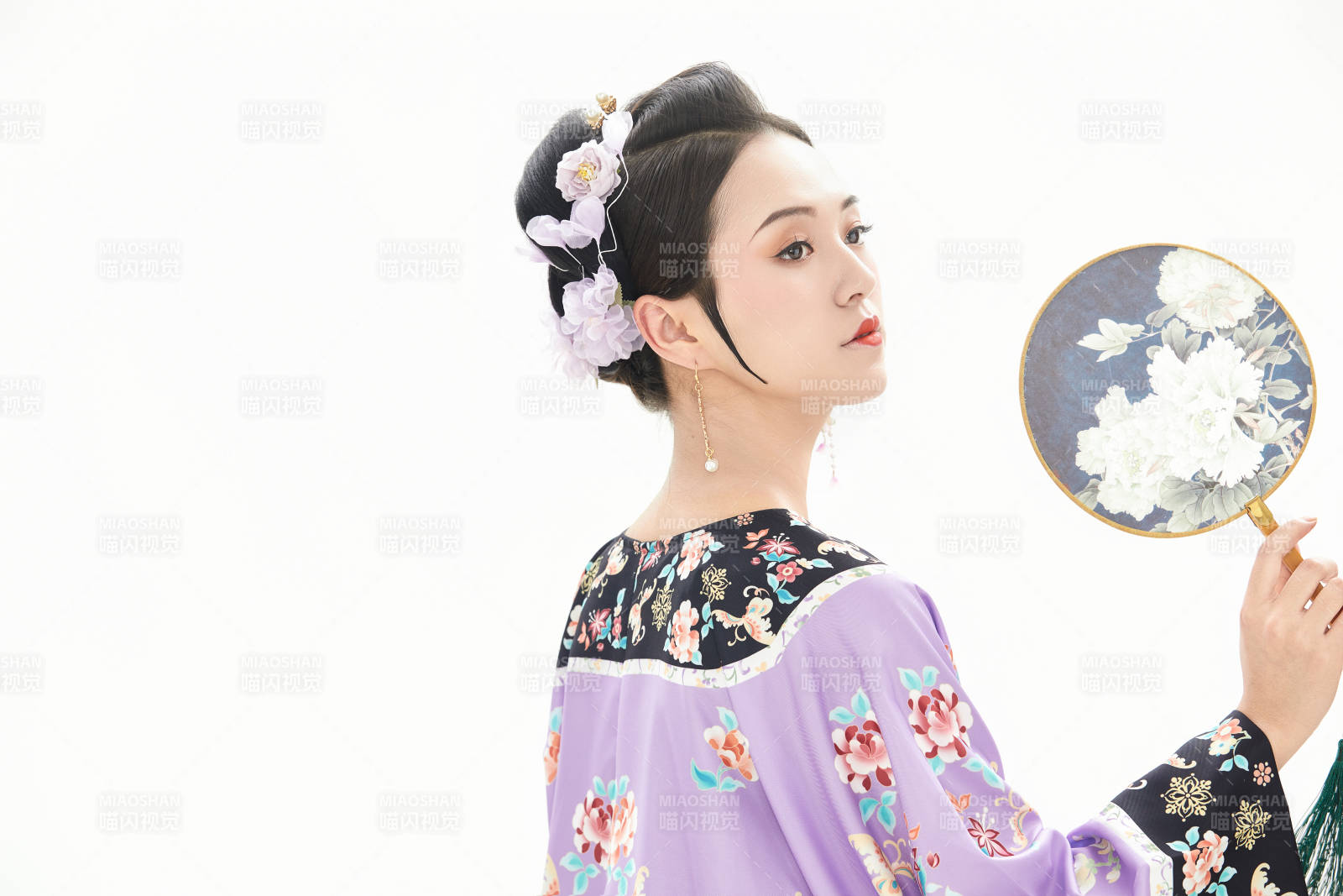 白色背景下穿著中國清朝晚清服飾的少女