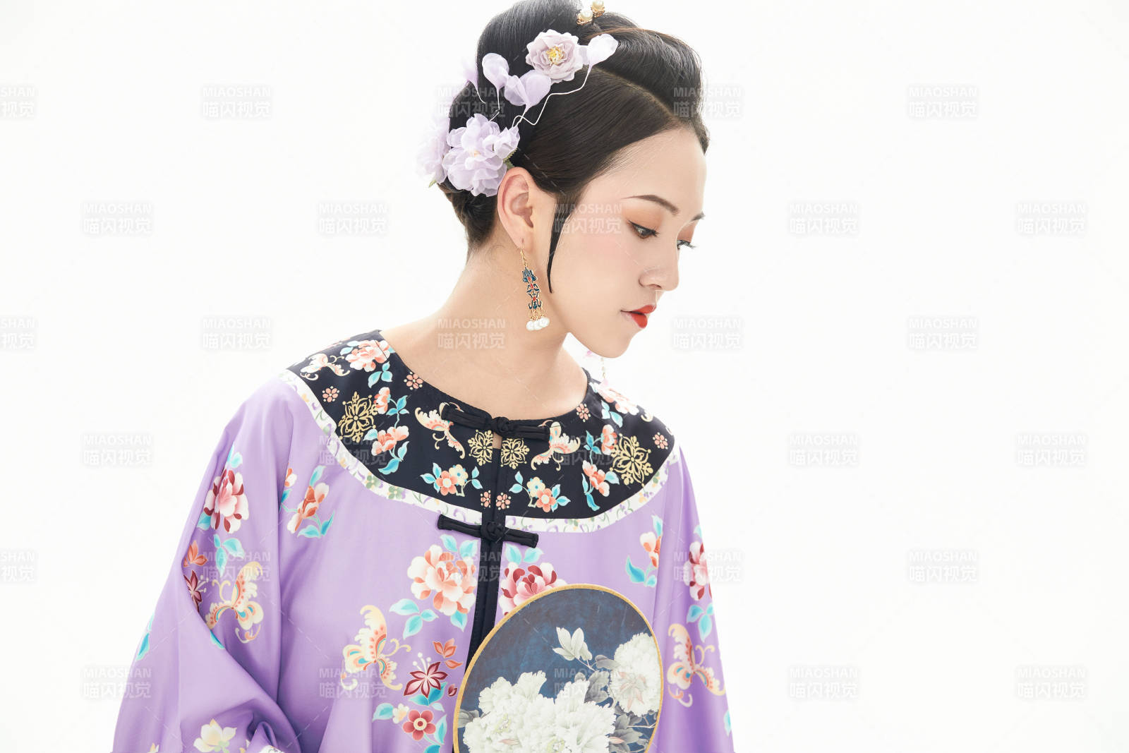 白色背景下穿著中國清朝晚清服飾的少女