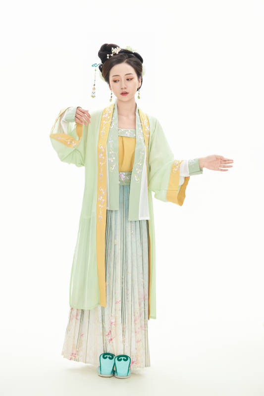 白色背景下穿着南北宋朝汉服的少女