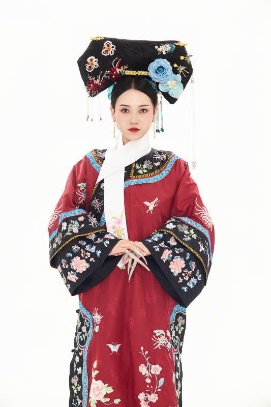 白色背景下穿着中国清朝宫廷服饰的少女