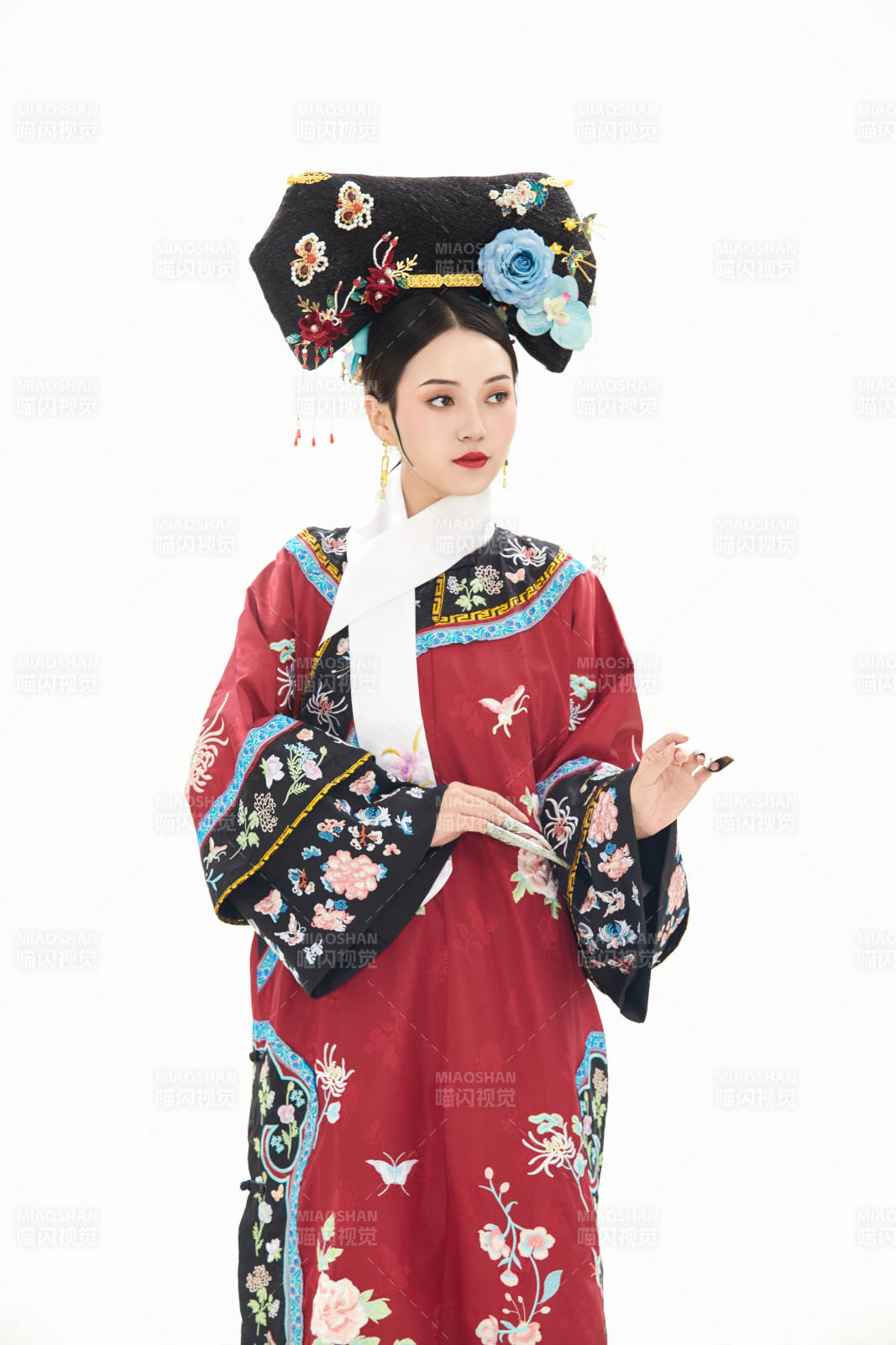 白色背景下穿着中国清朝宫廷服饰的少女