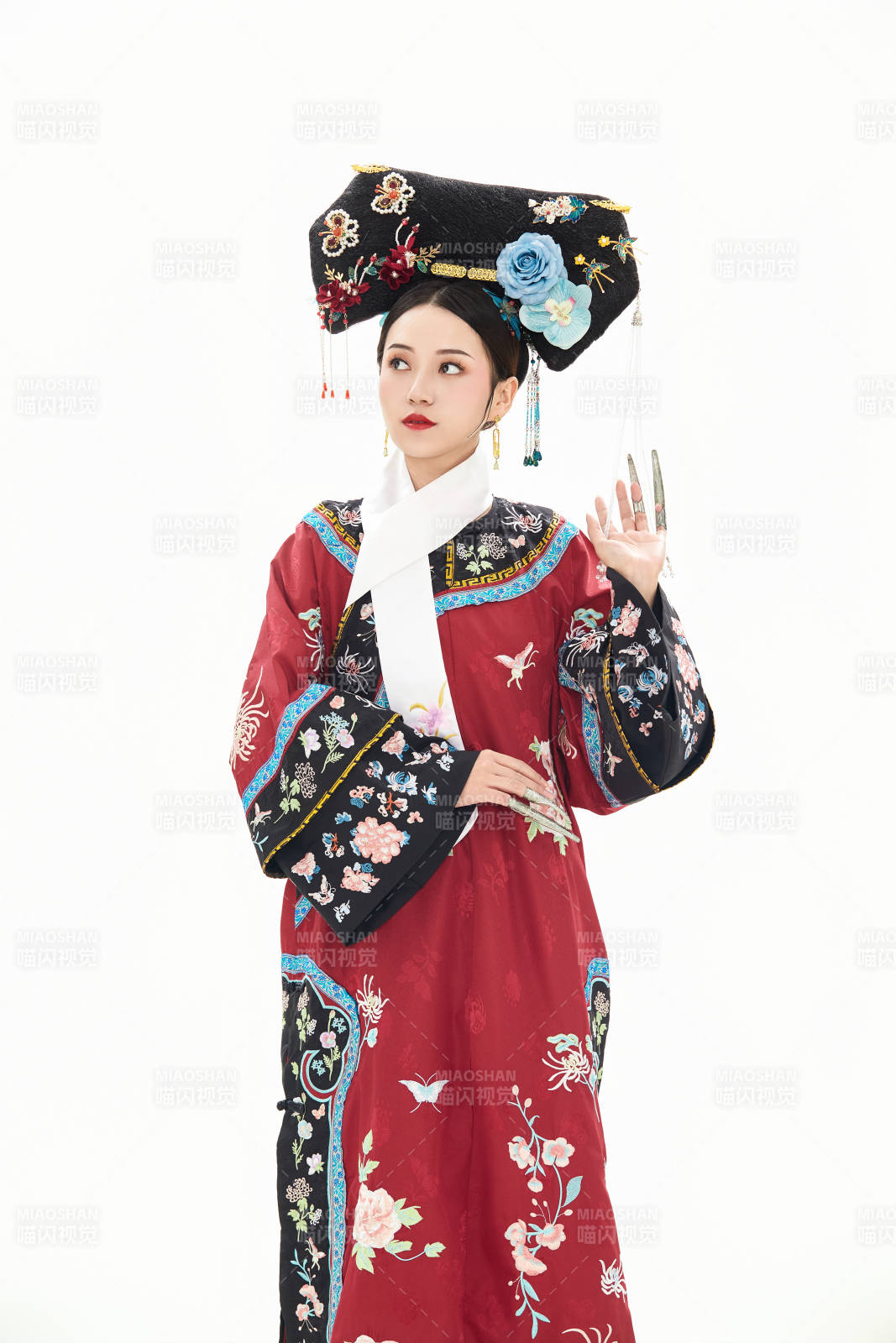 白色背景下穿着中国清朝宫廷服饰的少女