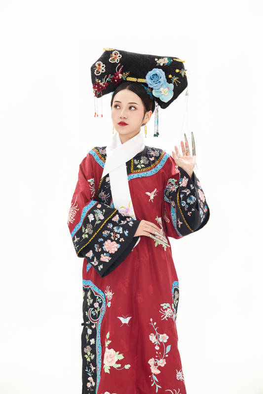 白色背景下穿着中国清朝宫廷服饰的少女