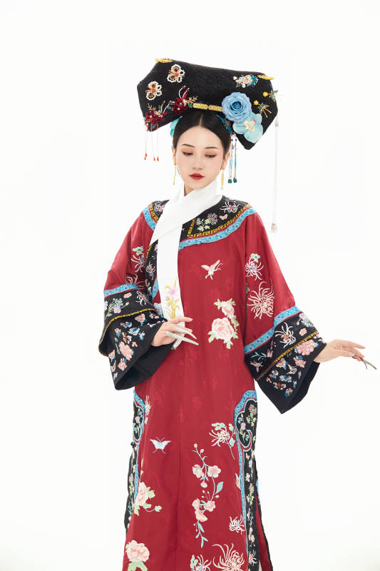 白色背景下穿着中国清朝宫廷服饰的少女