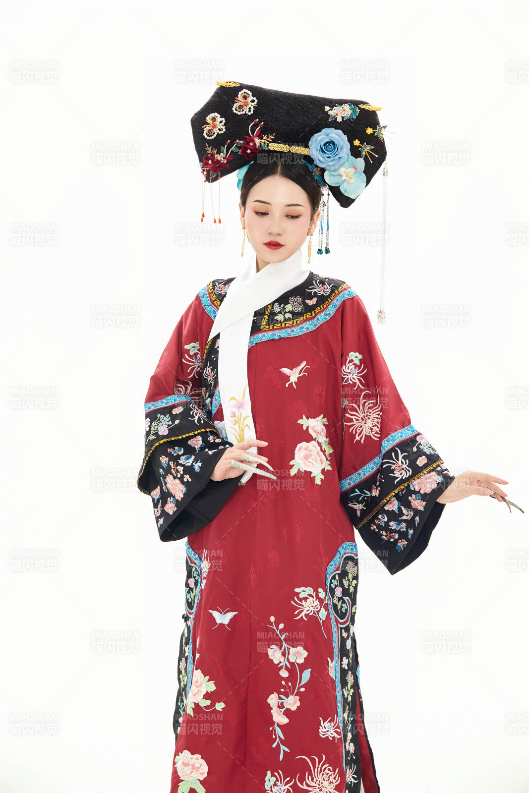 白色背景下穿著中國(guó)清朝宮廷服飾的少女