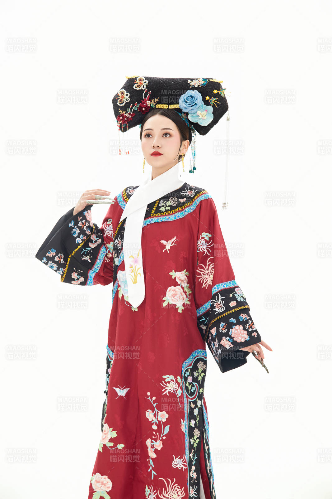 白色背景下穿着中国清朝宫廷服饰的少女